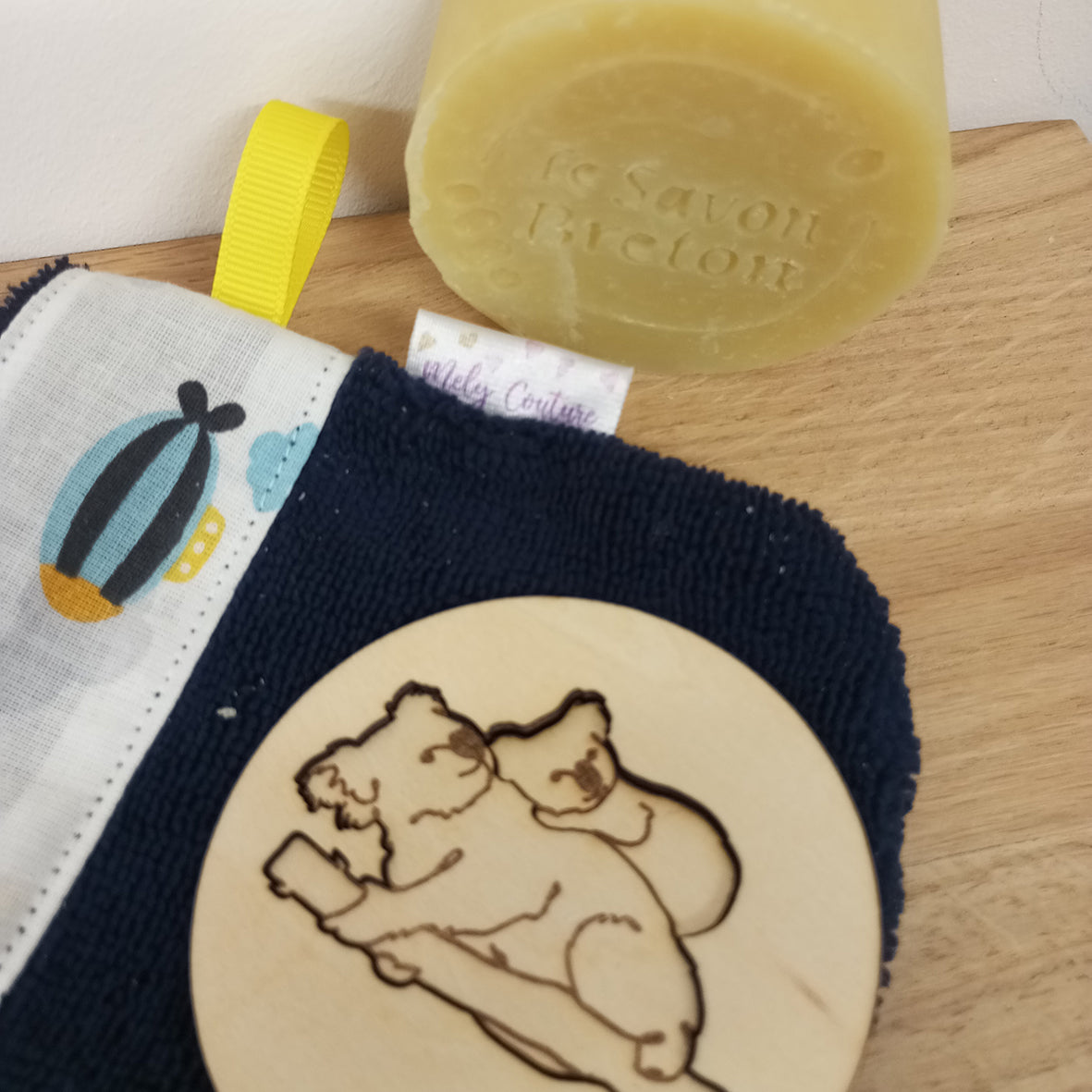 Coffret cadeau petites mains : savon bébé, mini-gant et article illustré