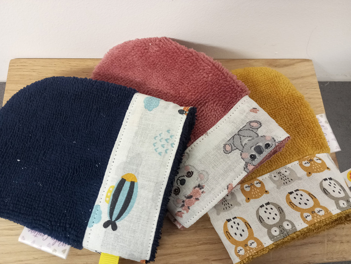 Coffret cadeau petites mains : savon bébé, mini-gant et article illustré