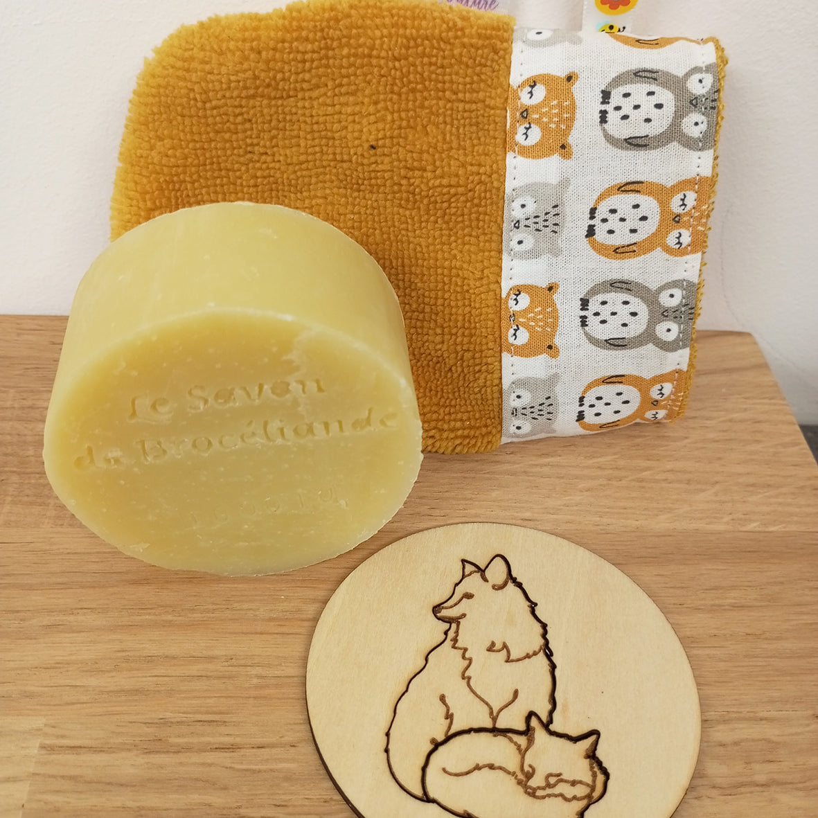 Coffret cadeau petites mains : savon bébé, mini-gant et article illustré
