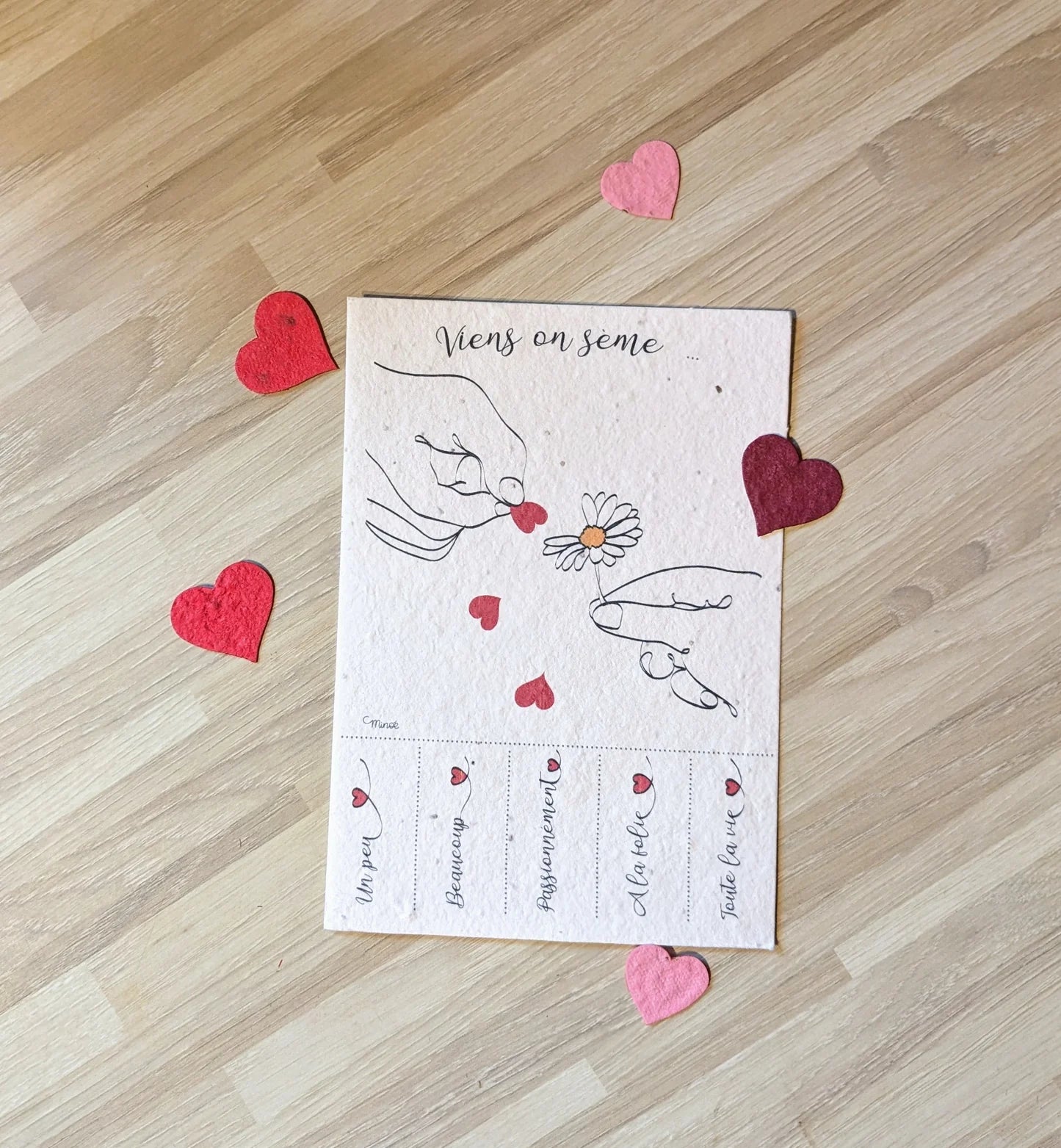 Coffret vive l'amour : une fleur de douche, une jolie carte à planter pour les amoureux.ses et un savon "Pompon breton"