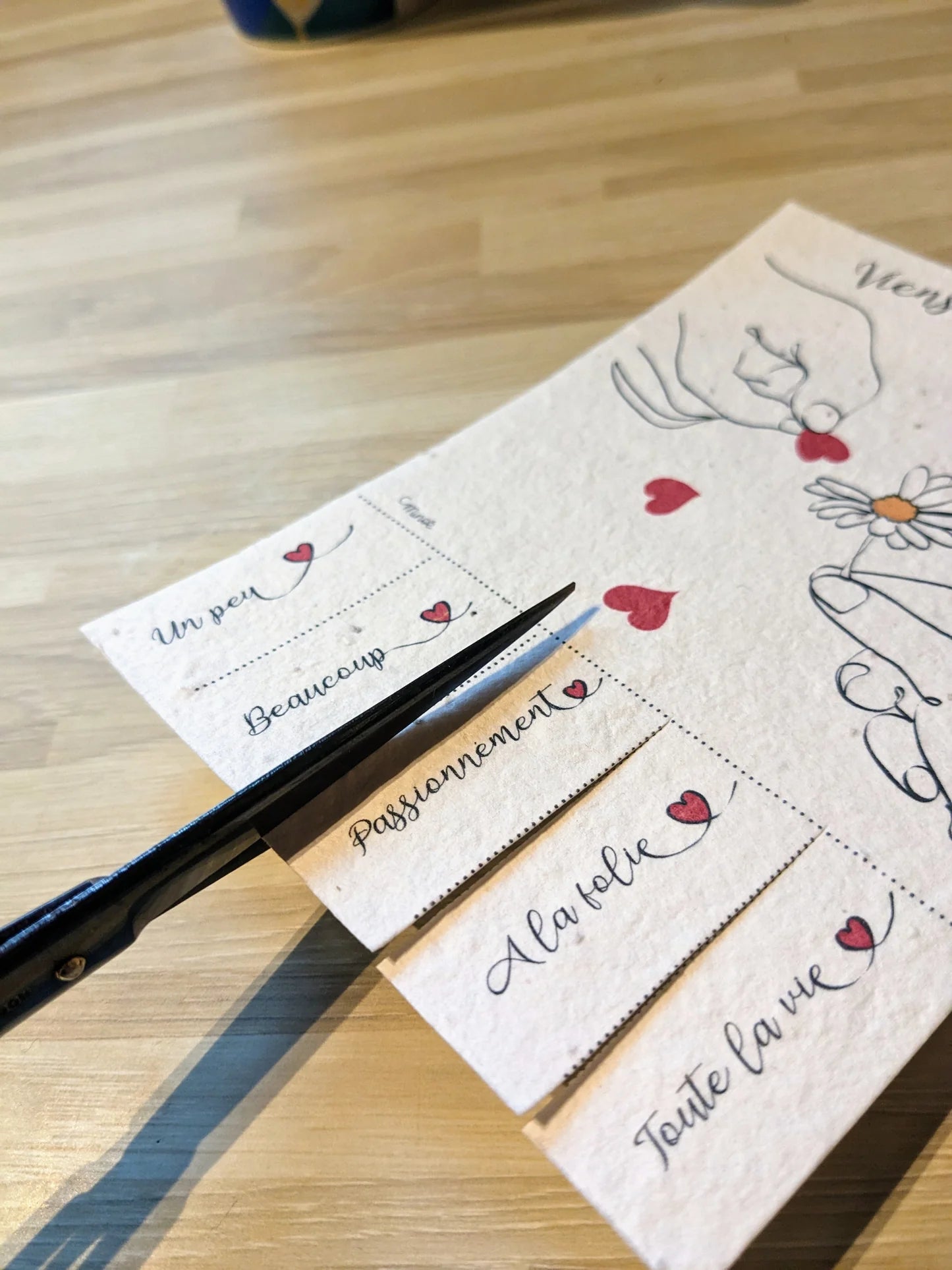 Coffret vive l'amour : une fleur de douche, une jolie carte à planter pour les amoureux.ses et un savon "Pompon breton"