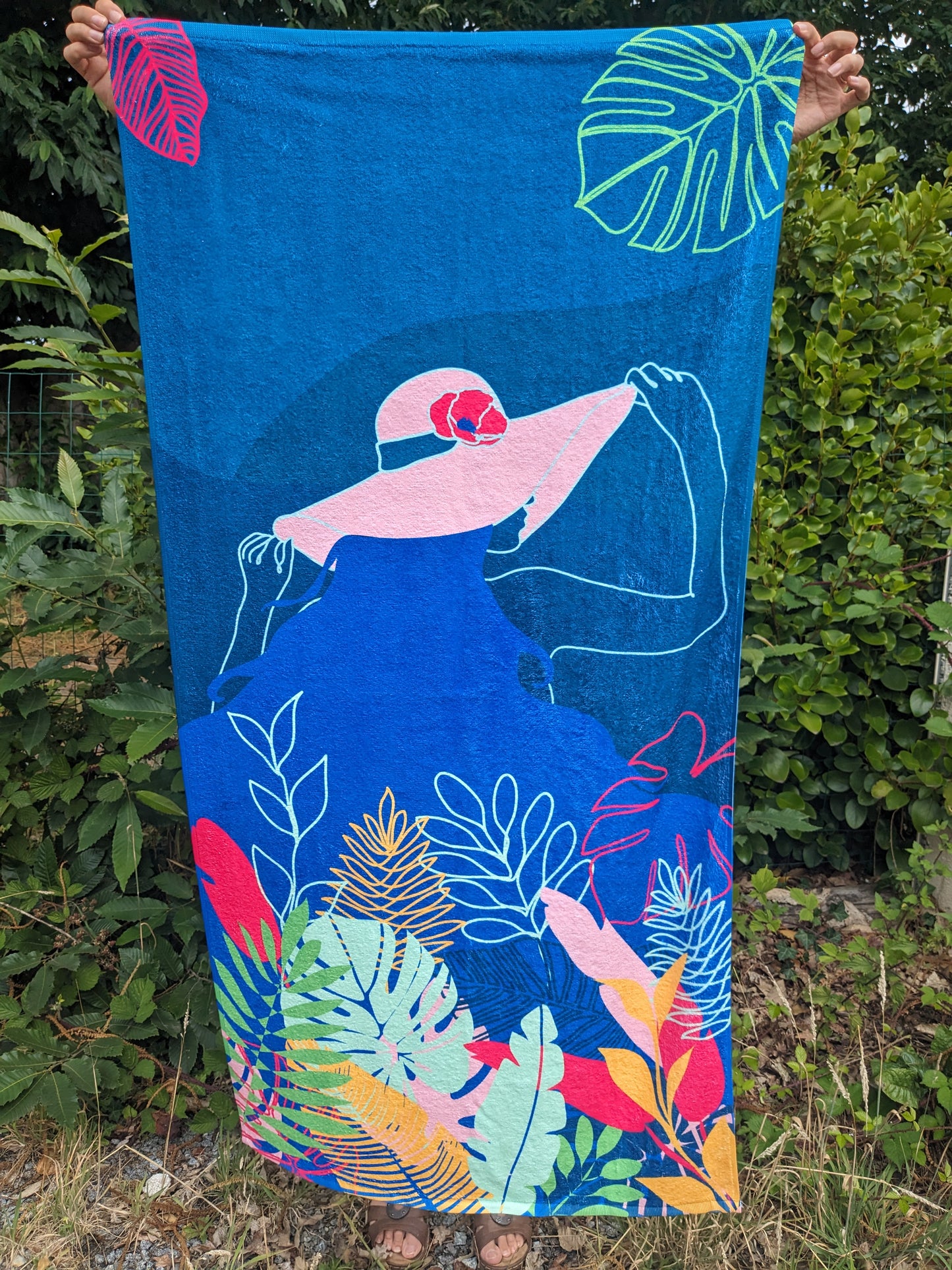 Serviette de bain illustrée : dame au chapeau