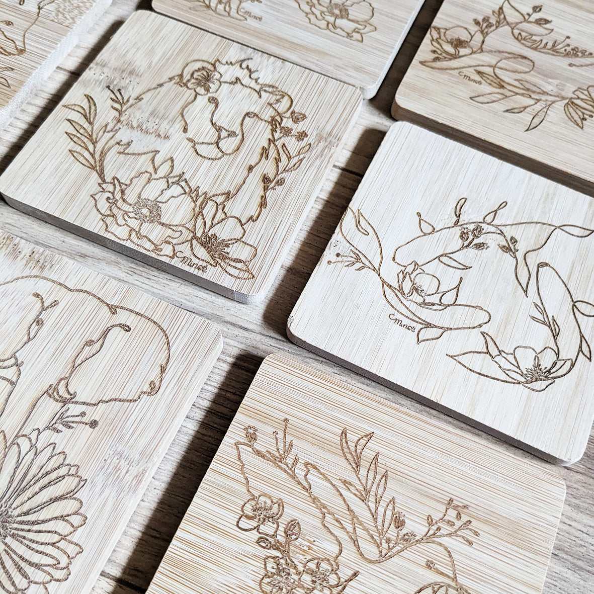 Capsule bestiaire fleuri : Sous-verre en bambou gravé