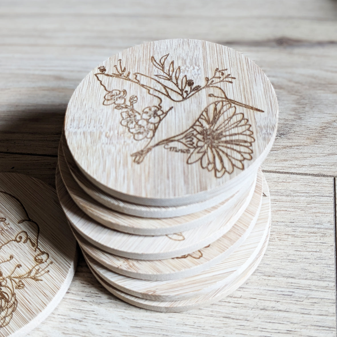 Capsule bestiaire fleuri : Sous-verre en bambou gravé