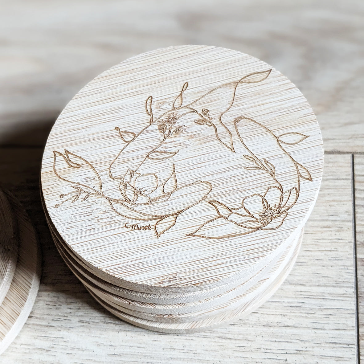 Capsule bestiaire fleuri : Sous-verre en bambou gravé