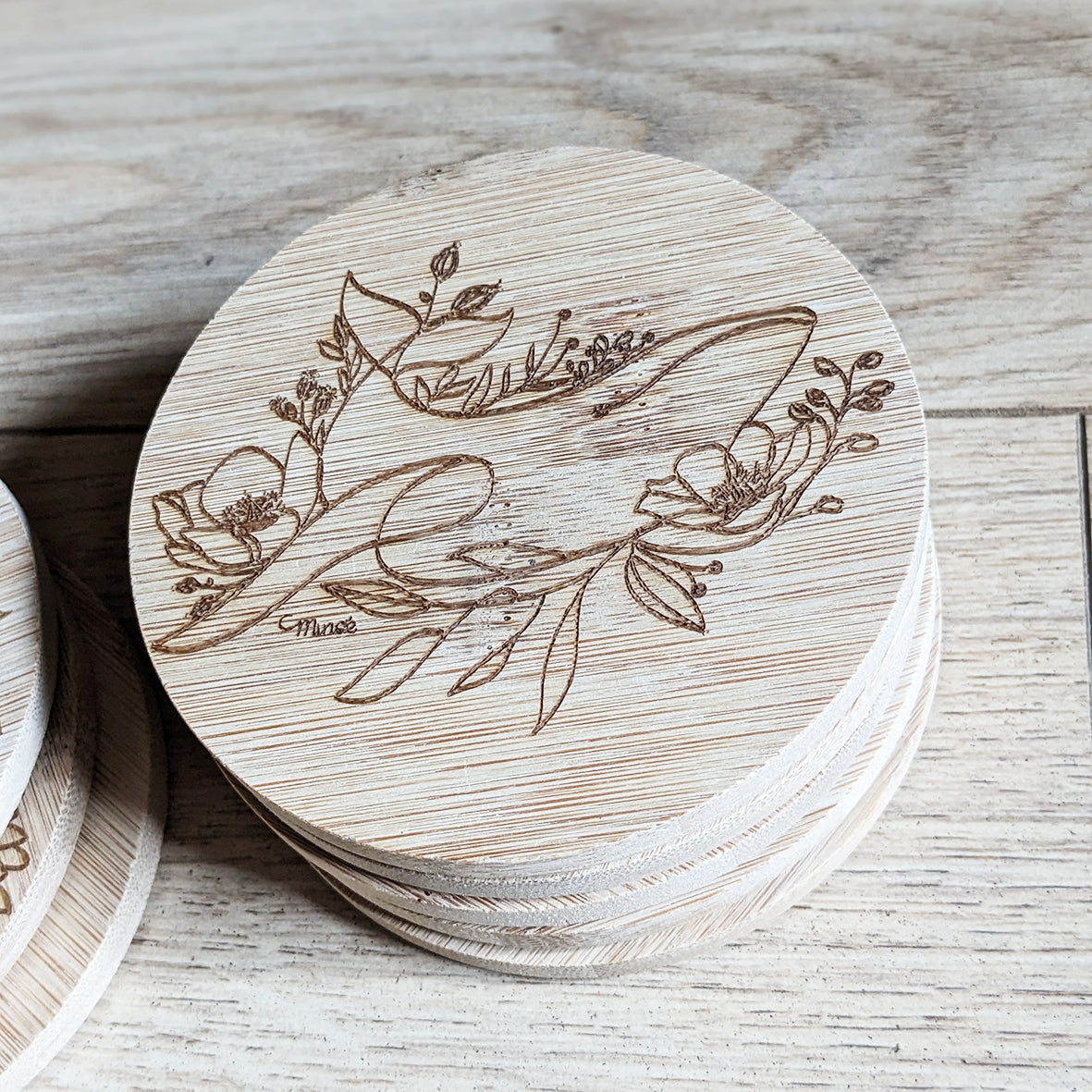 Capsule bestiaire fleuri : Sous-verre en bambou gravé