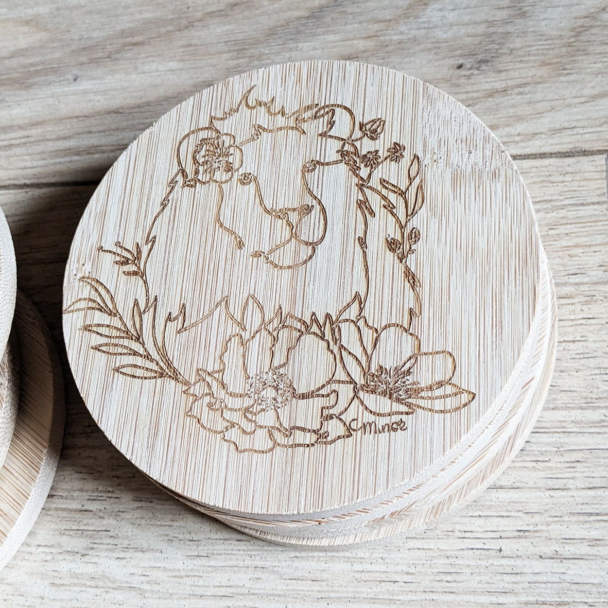 Capsule bestiaire fleuri : Sous-verre en bambou gravé