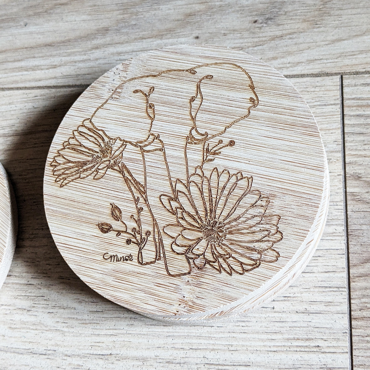 Capsule bestiaire fleuri : Sous-verre en bambou gravé