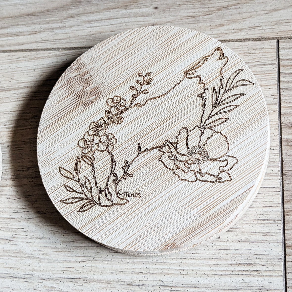 Capsule bestiaire fleuri : Sous-verre en bambou gravé