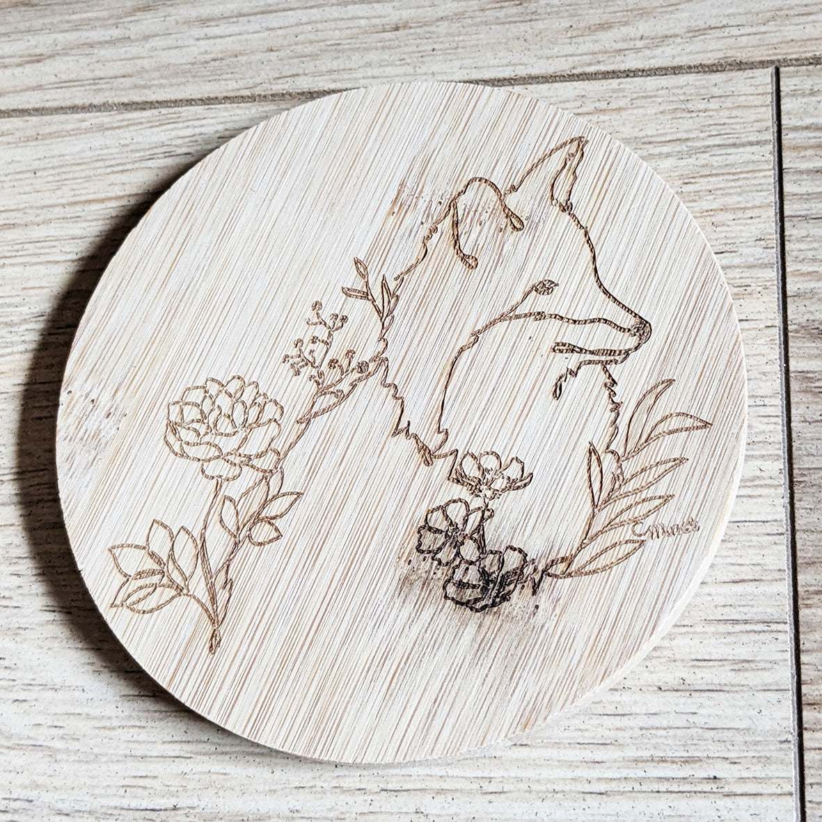 Capsule bestiaire fleuri : Sous-verre en bambou gravé