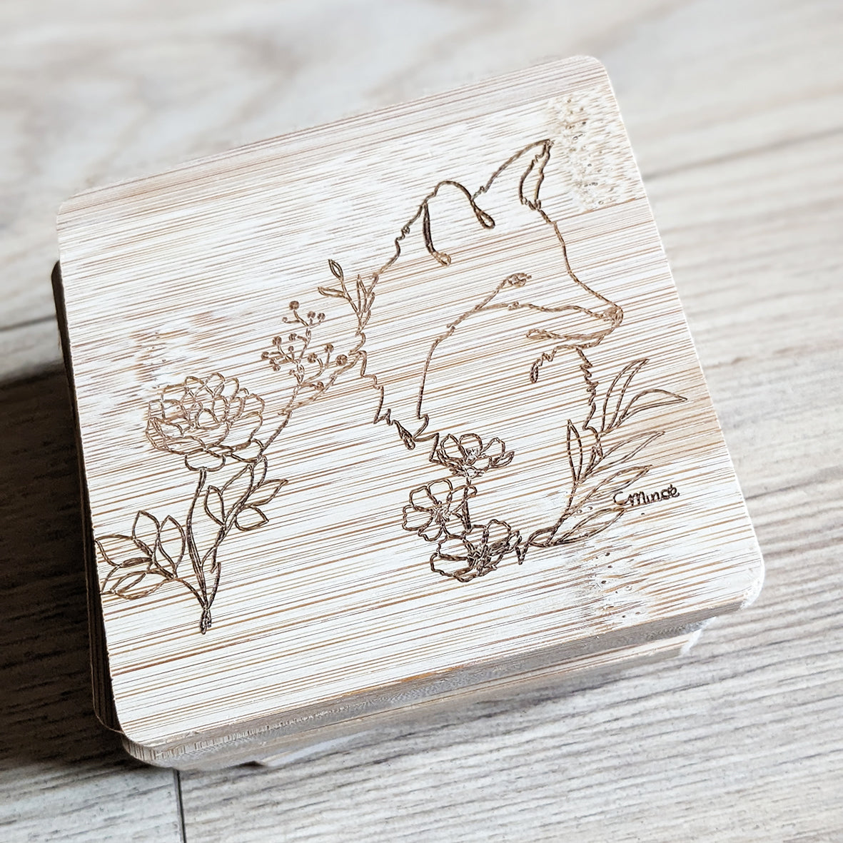 Capsule bestiaire fleuri : Sous-verre en bambou gravé
