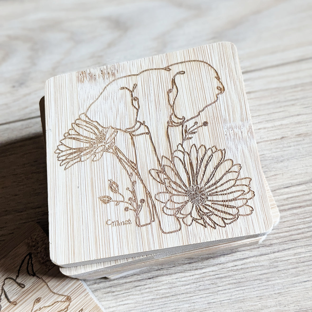Capsule bestiaire fleuri : Sous-verre en bambou gravé