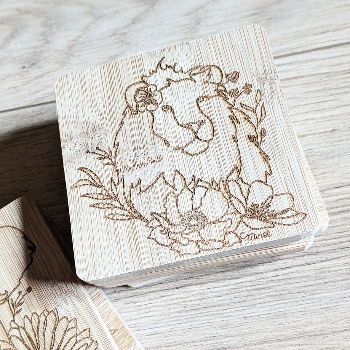 Capsule bestiaire fleuri : Sous-verre en bambou gravé