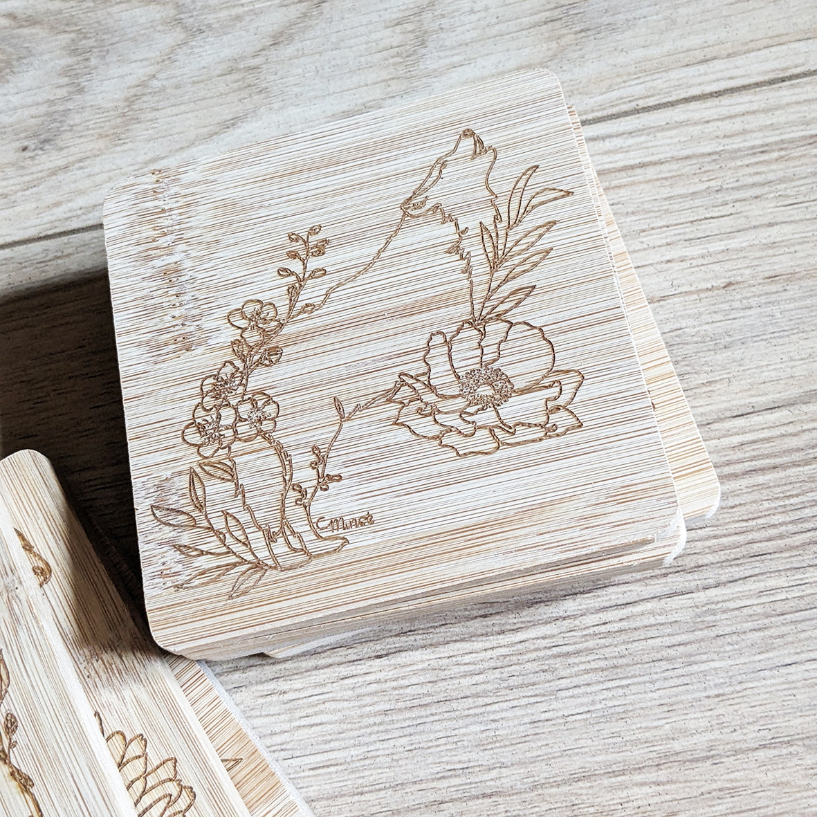 Capsule bestiaire fleuri : Sous-verre en bambou gravé