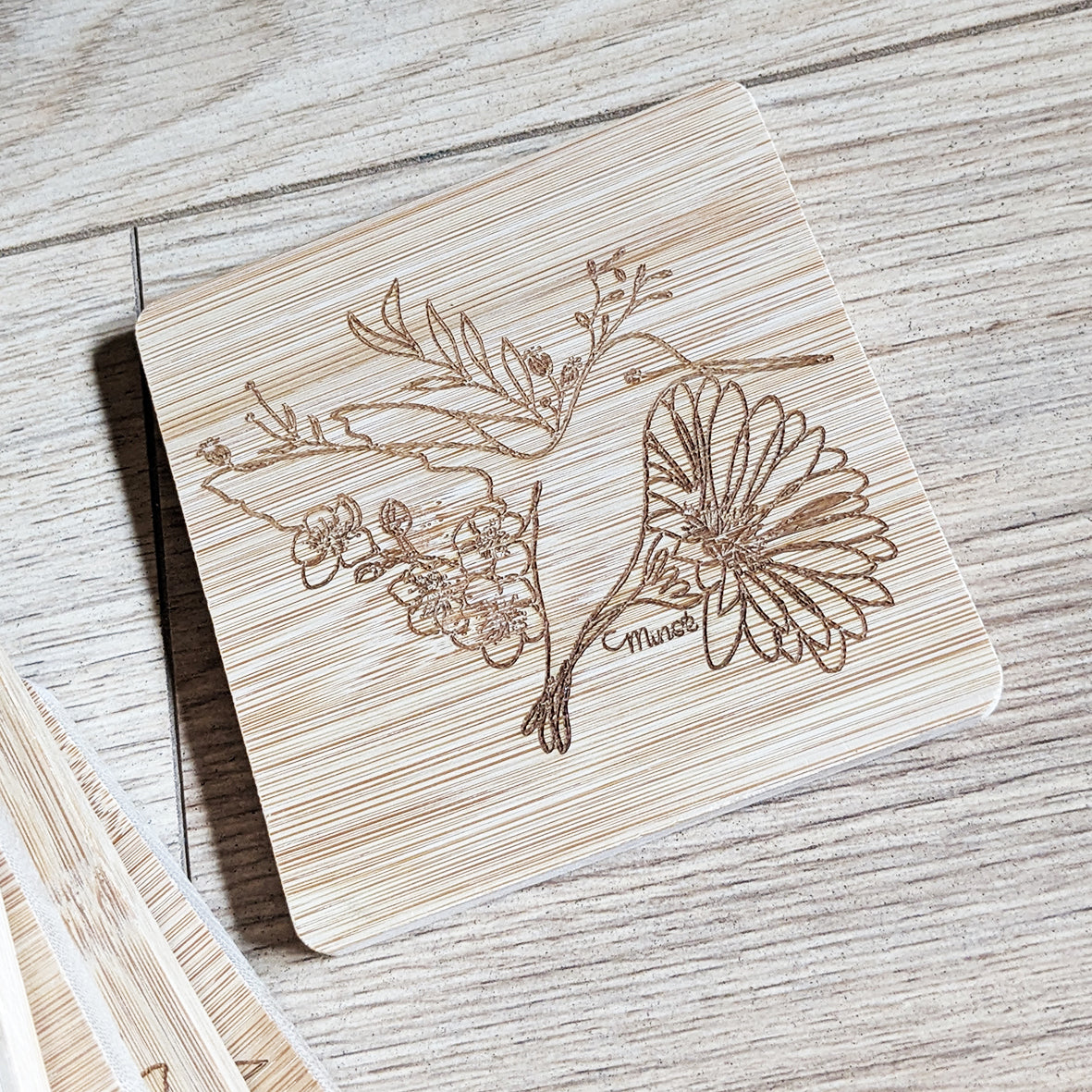 Capsule bestiaire fleuri : Sous-verre en bambou gravé