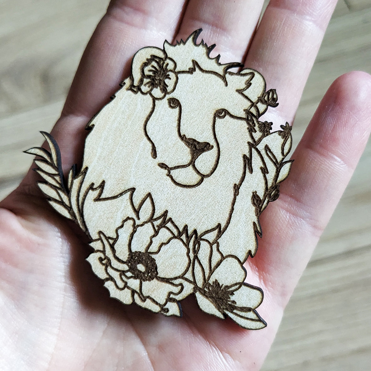 Capsule bestiaire fleuri : broches gravées
