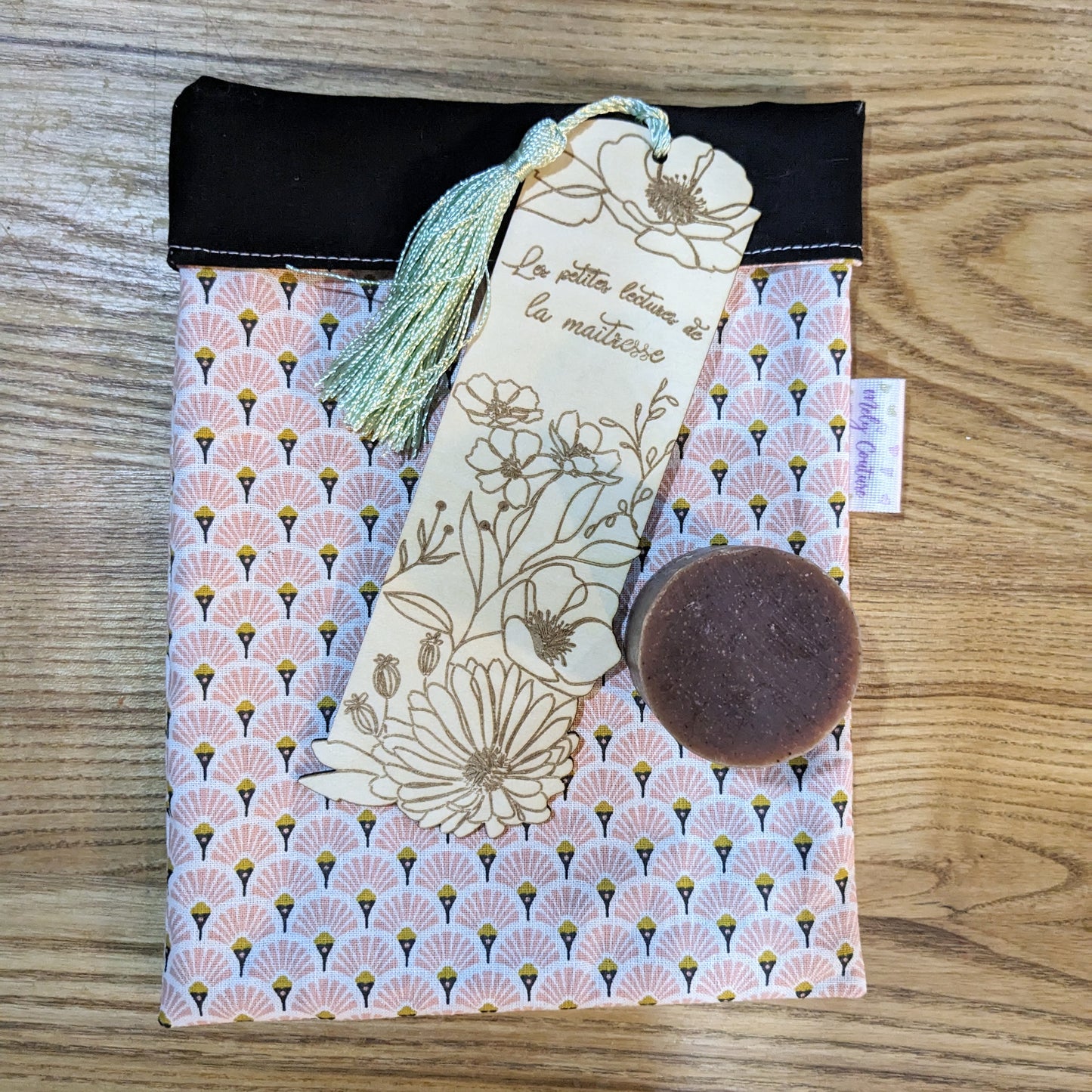 Coffret Merci maîtresse / maître / nounou : garde-page + pochette à livre + petit savon