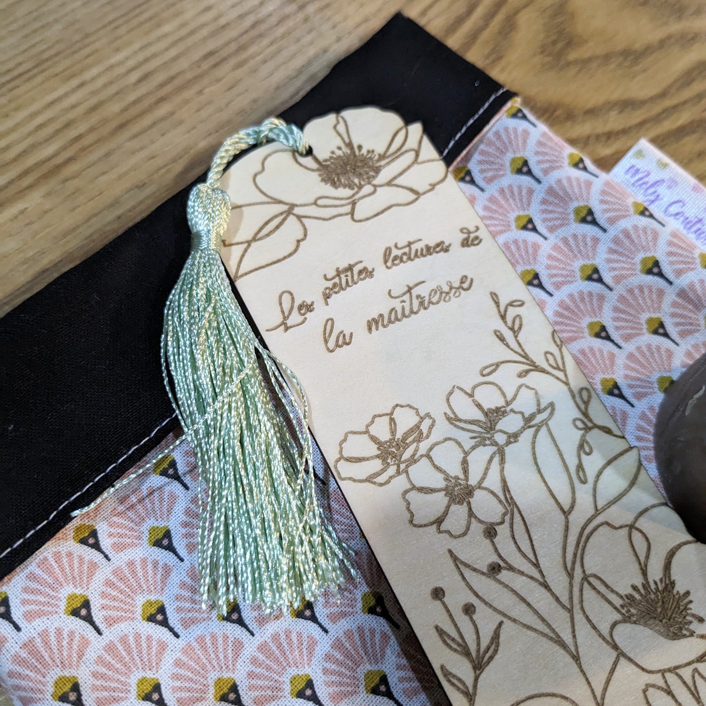 Coffret Merci maîtresse / maître / nounou : garde-page + pochette à livre + petit savon