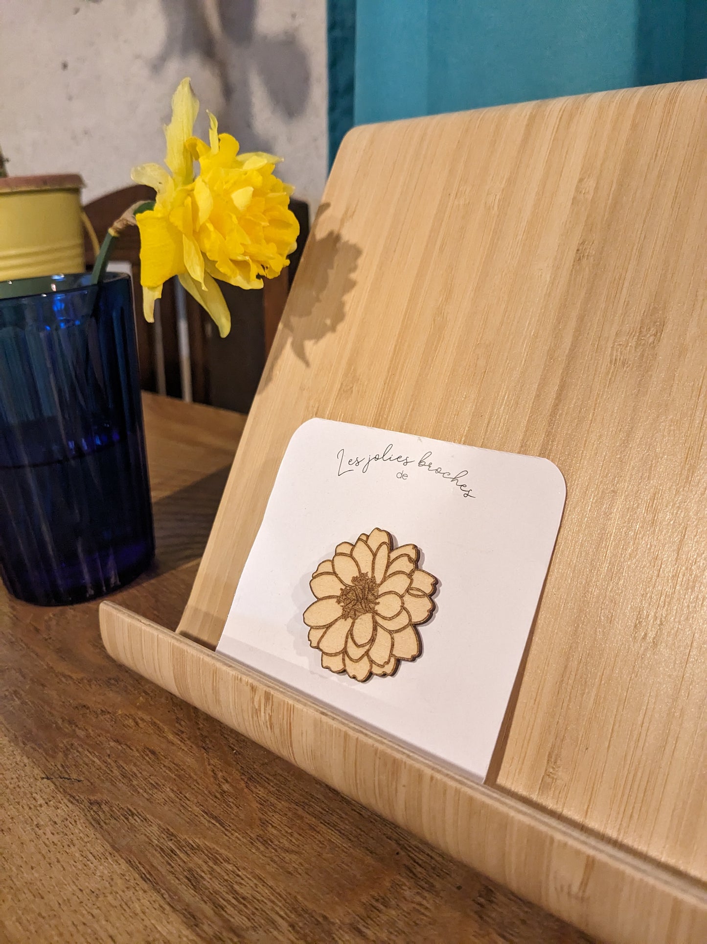 Broche en bois : fleur