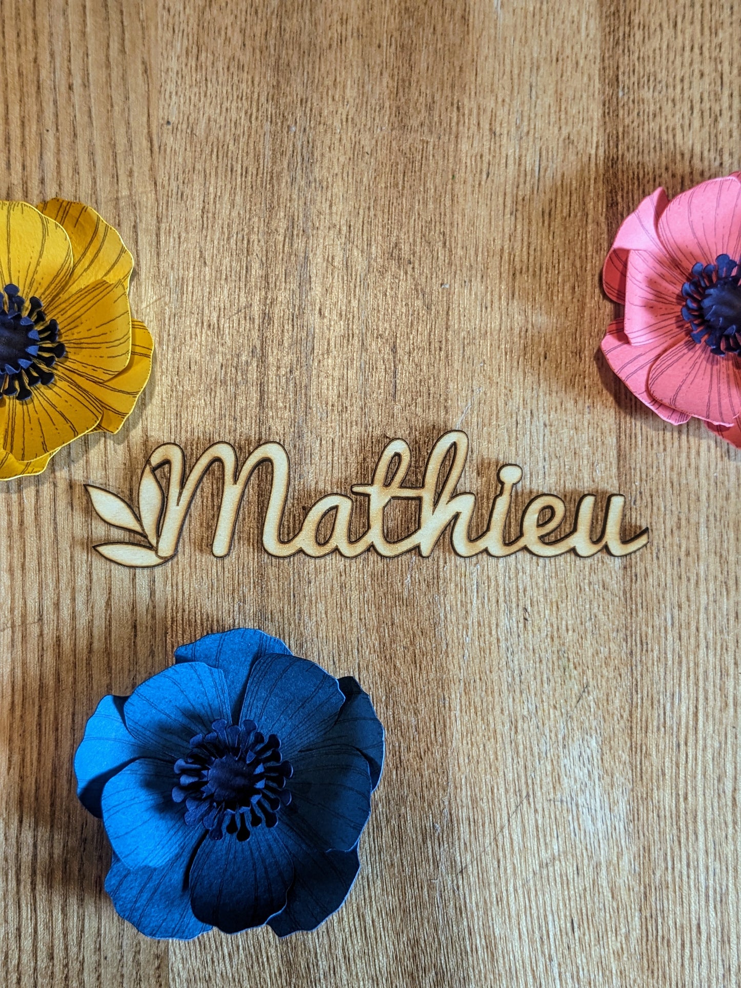 Pour gâter ( et placer ! ) vos invités : des marque-places prénoms fleuris
