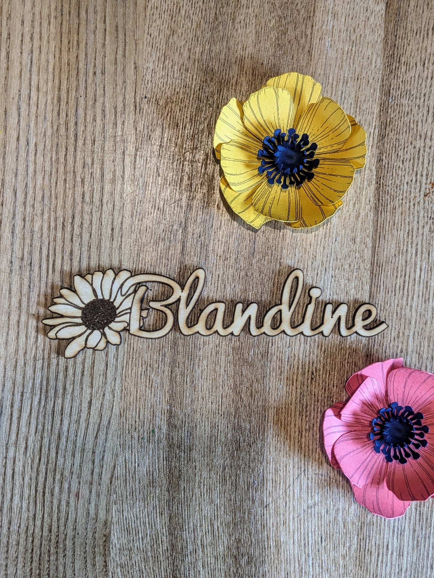 Pour gâter ( et placer ! ) vos invités : des marque-places prénoms fleuris