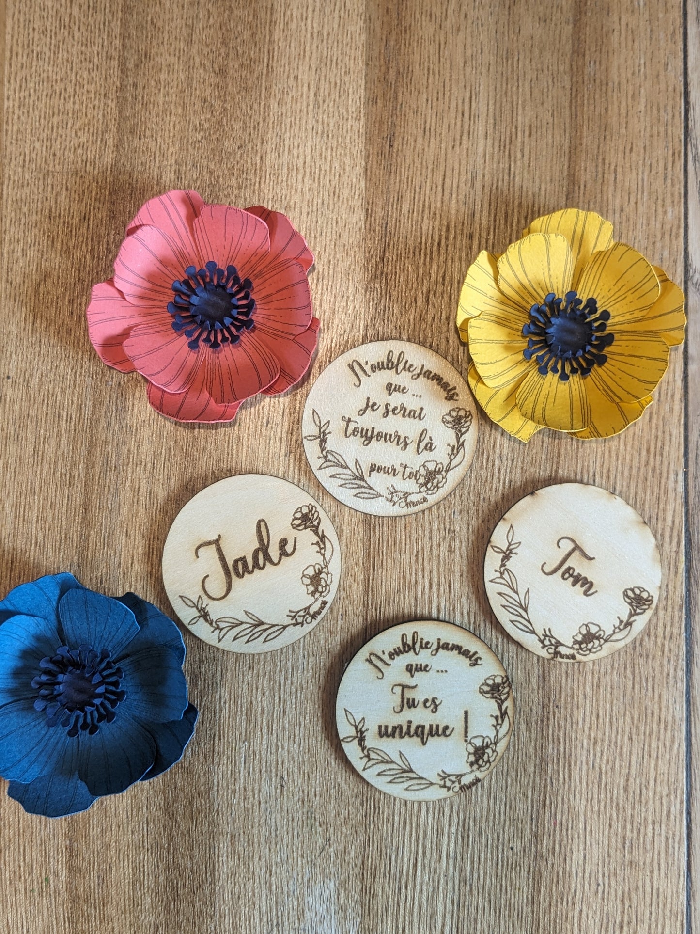 Pour gâter ( et placer ! ) vos invités : des marque-places ronds personnalisés - modèle jolis rappels