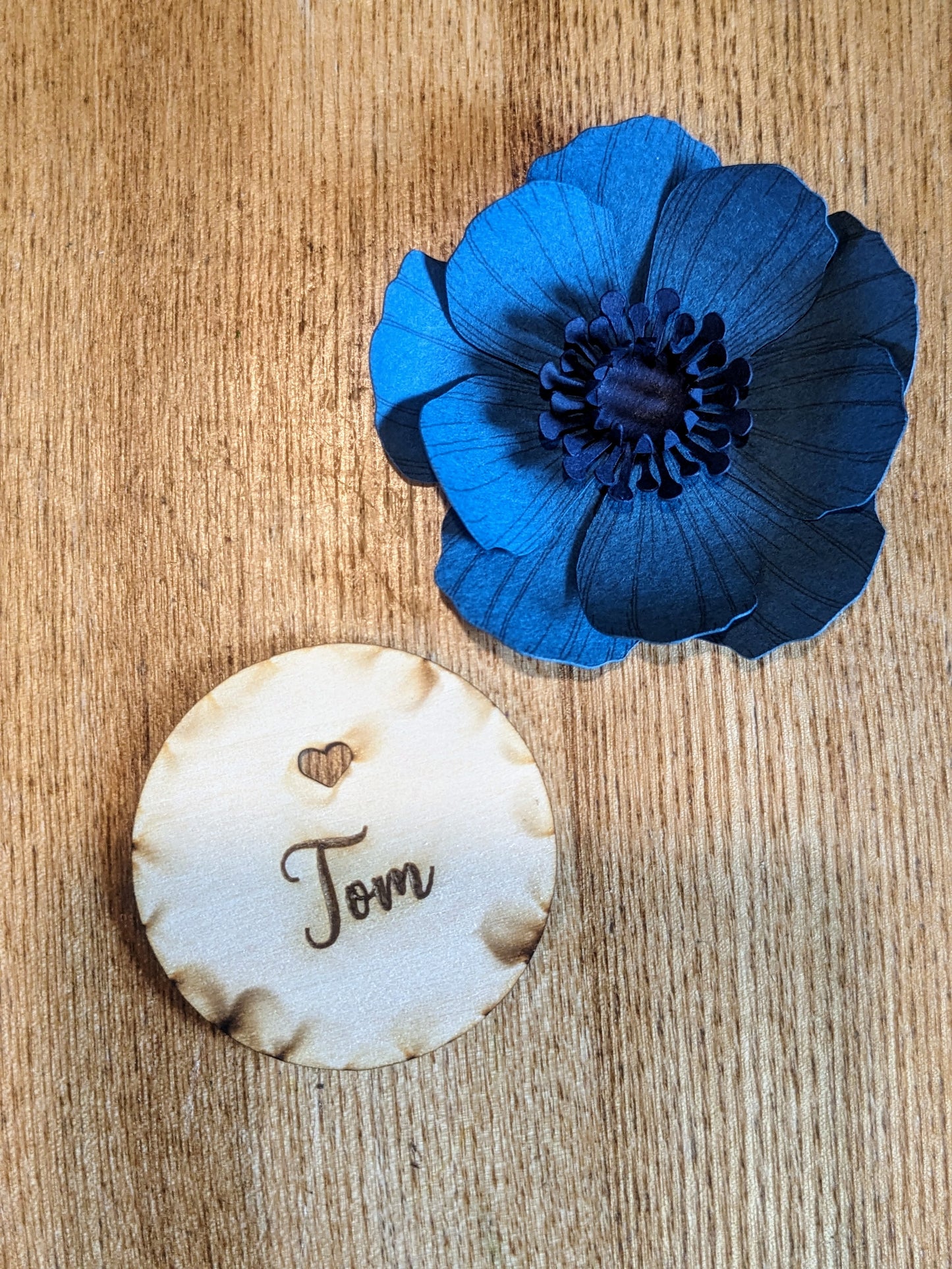 Pour gâter ( et placer ! ) vos invités : des marque-places ronds personnalisés - modèle mains