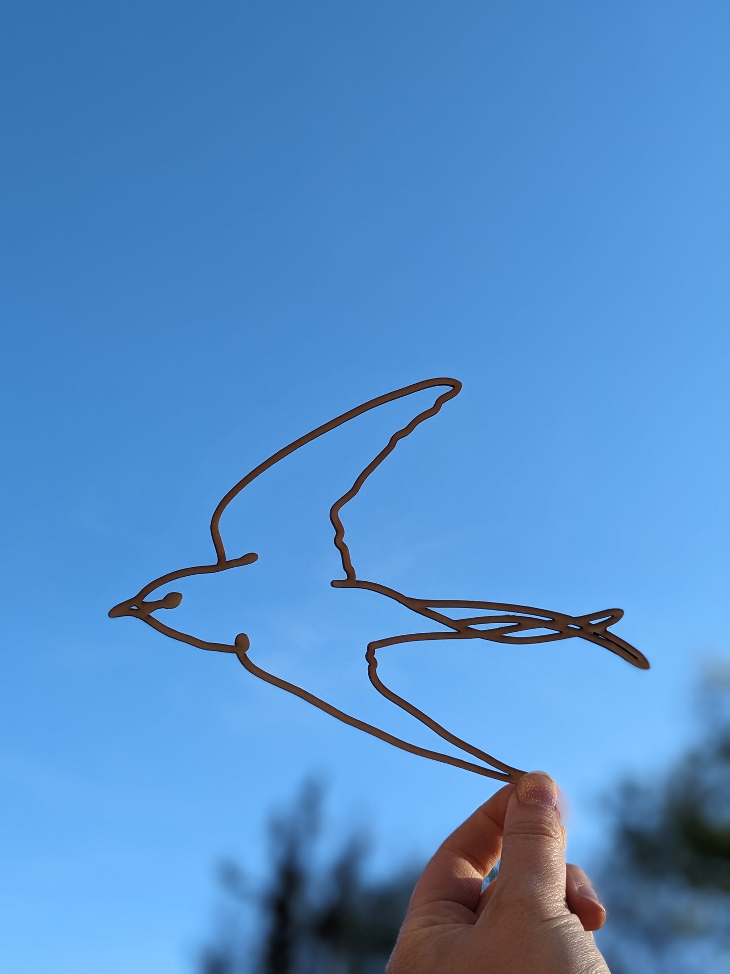 Trio d'hirondelles en lignes de bois