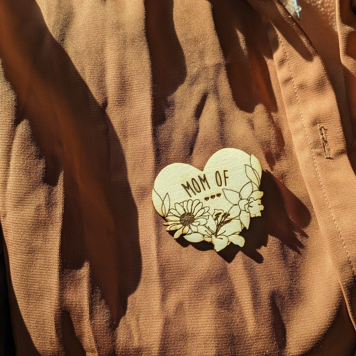 Broche personnalisée : Mom of / modèle coeur fleuri