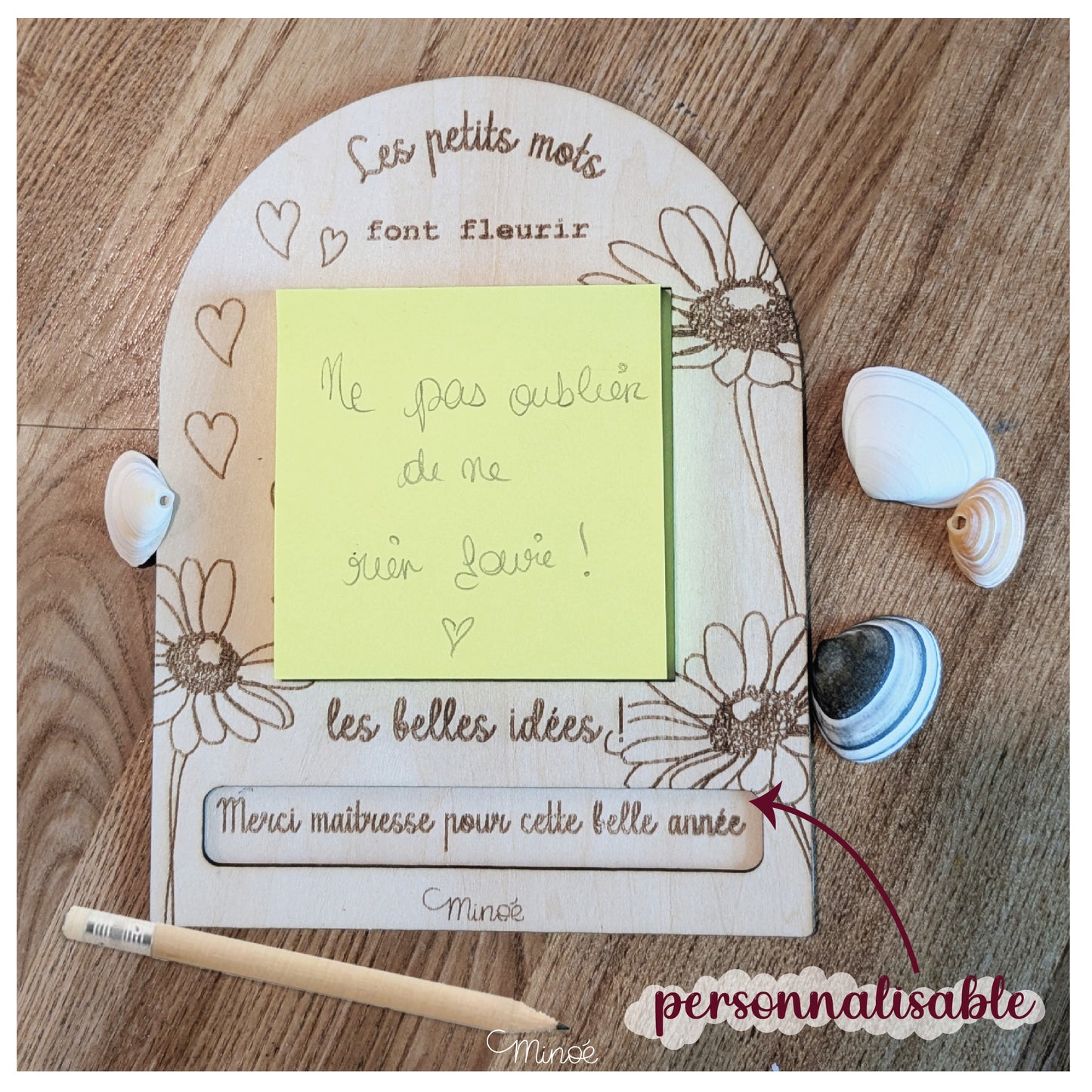 Support de post its et crayon qui dessine un bel été
