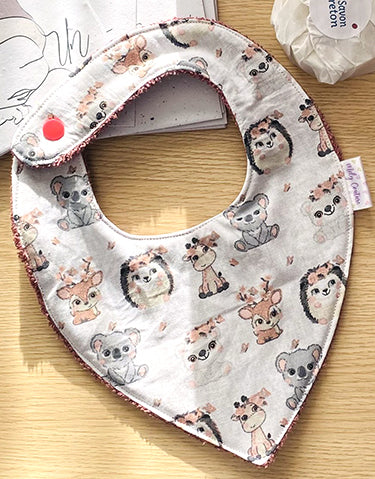 Coffret naissance 2 : bavoir bandana, carte postale bienvenue bébé à planter et savon détachant