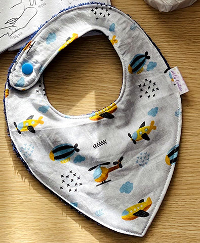 Coffret naissance 2 : bavoir bandana, carte postale bienvenue bébé à planter et savon détachant