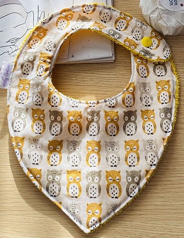 Coffret naissance 2 : bavoir bandana, carte postale bienvenue bébé à planter et savon détachant