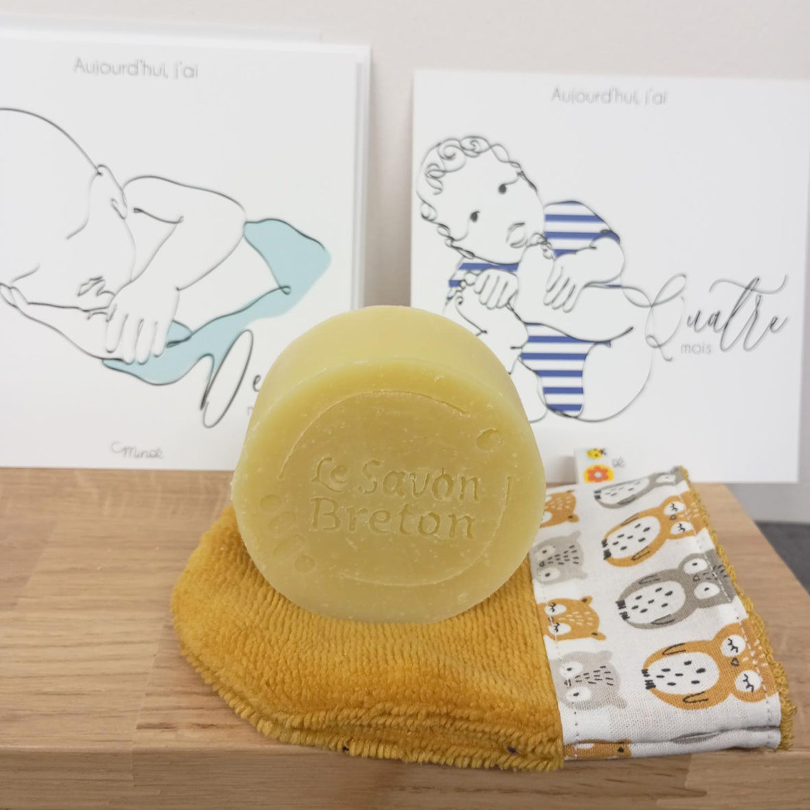 Coffret cadeau petites mains : savon bébé, mini-gant et article illustré