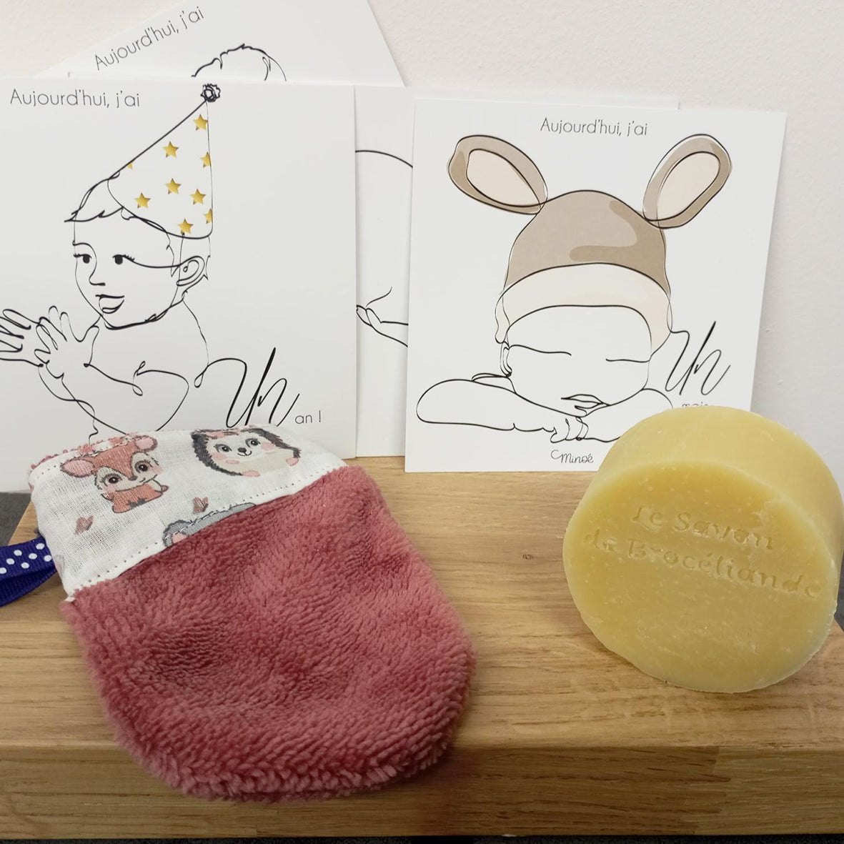 Coffret cadeau petites mains : savon bébé, mini-gant et article illustré