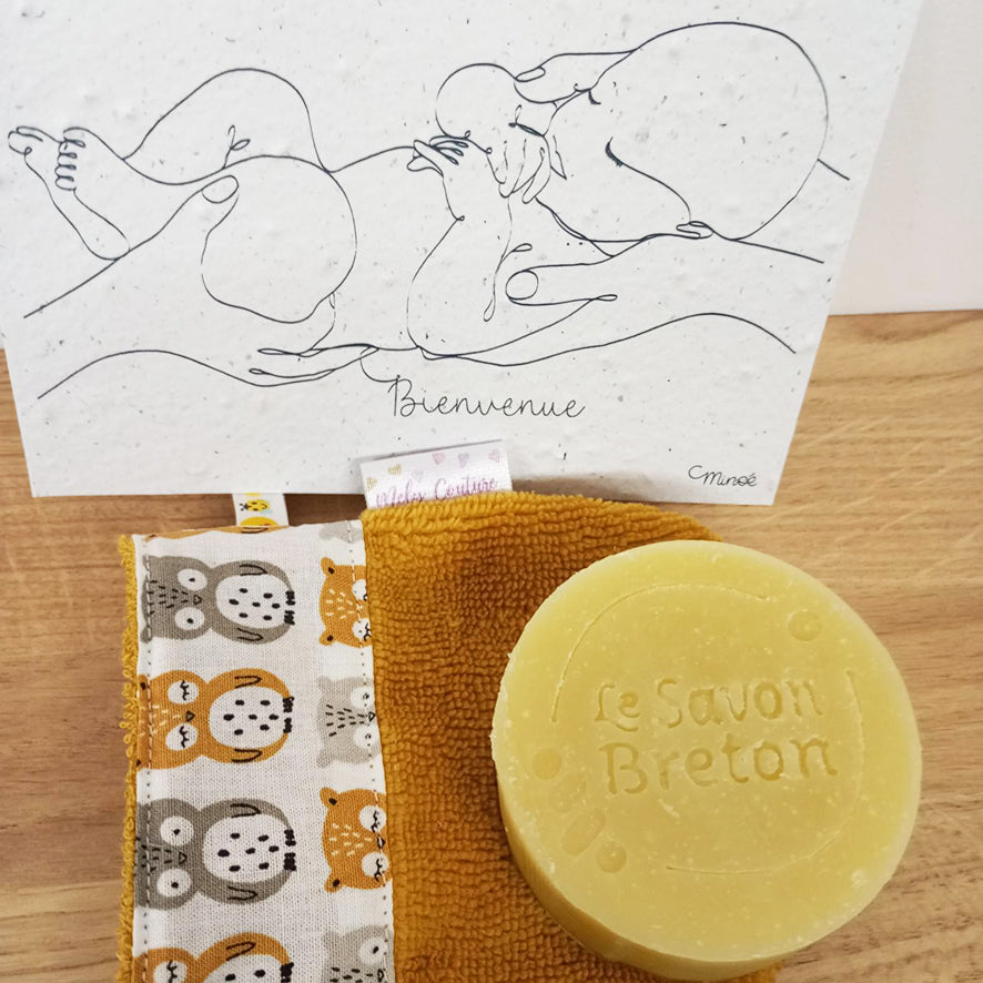 Coffret cadeau petites mains : savon bébé, mini-gant et article illustré