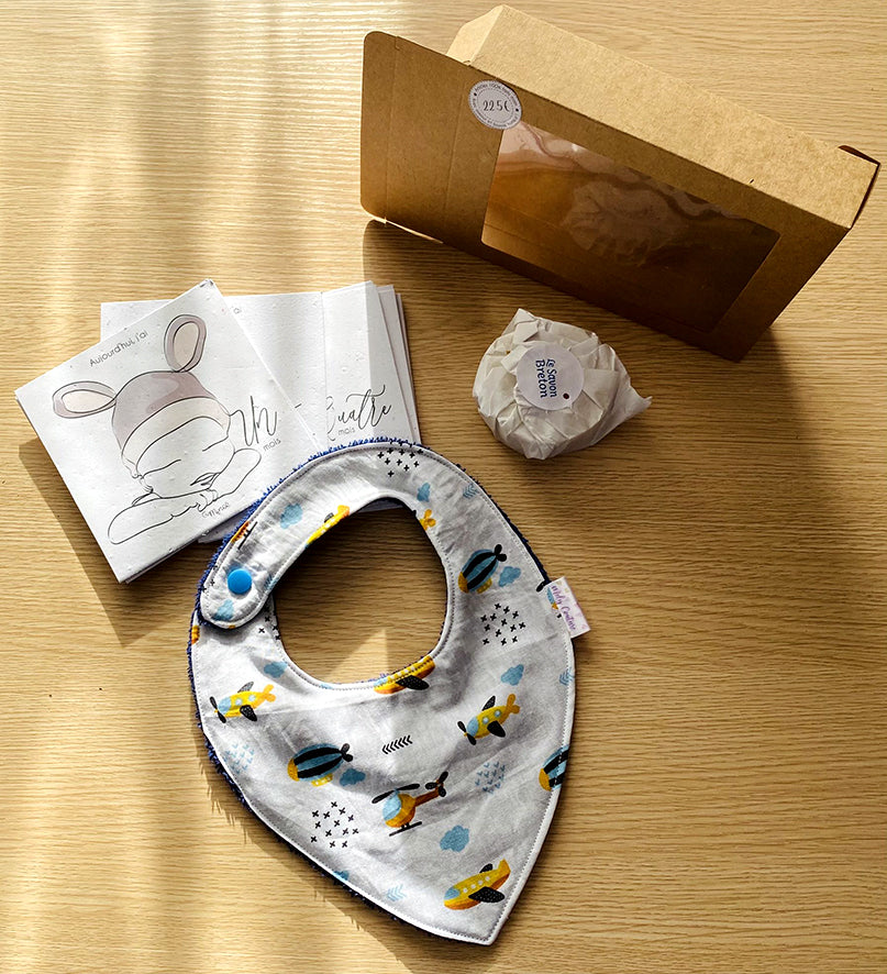 Coffret naissance : bavoir bandana, cartes étapes de bébé à planter et savon détachant
