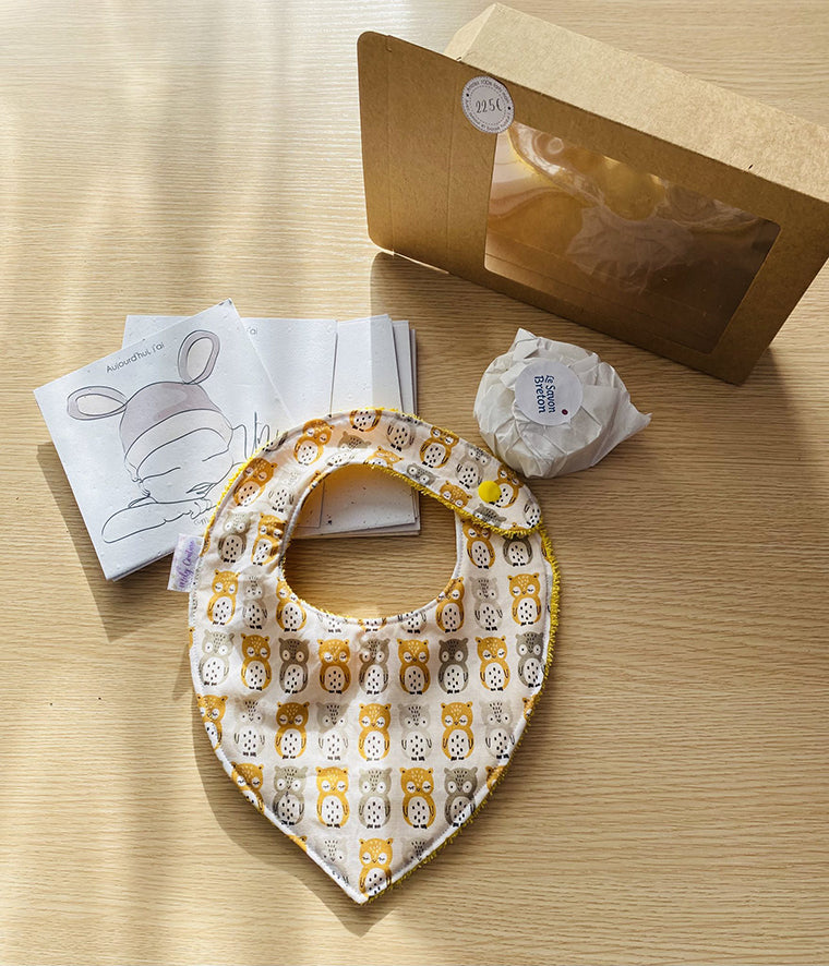 Coffret naissance : bavoir bandana, cartes étapes de bébé à planter et savon détachant