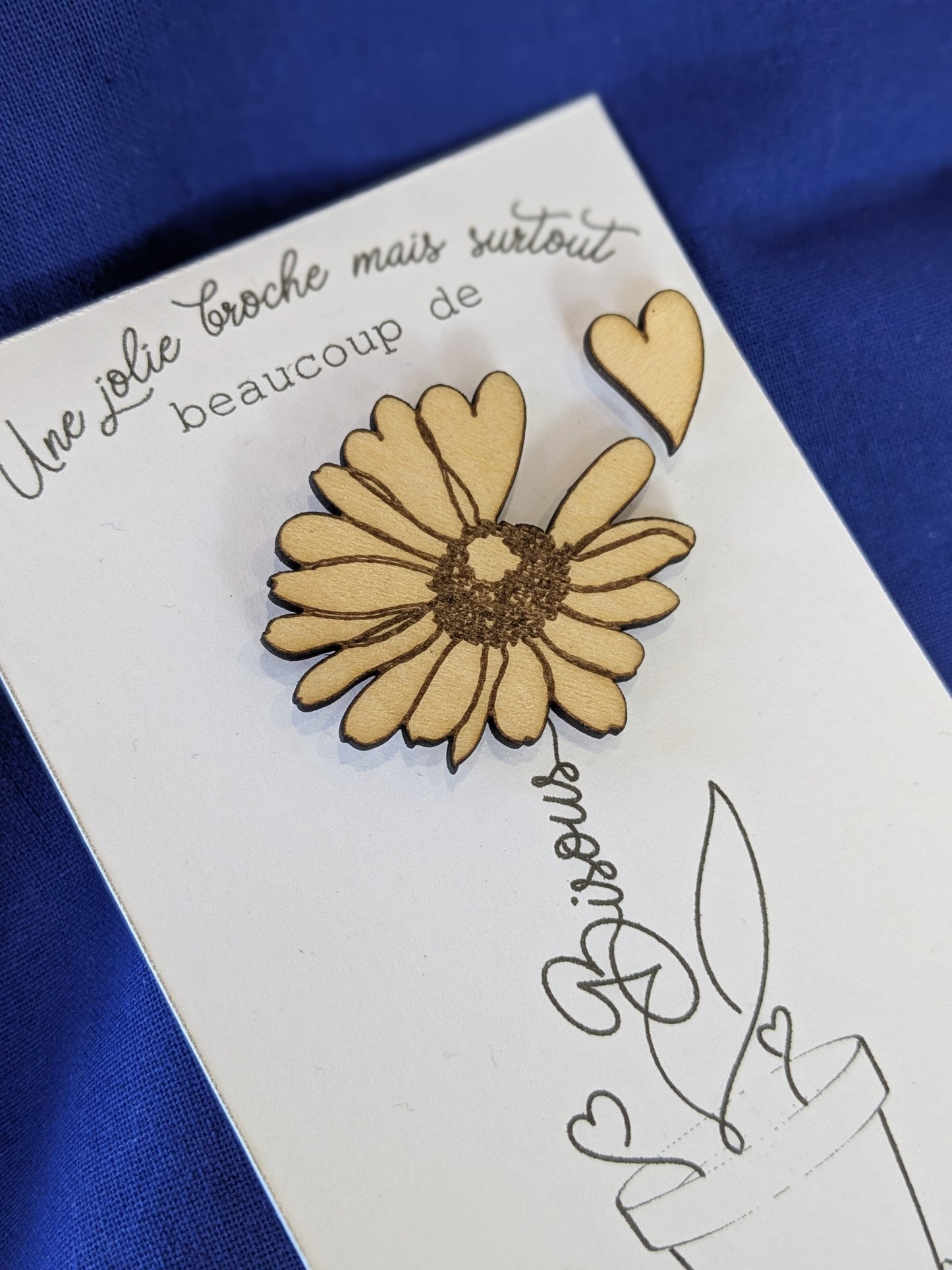 Broche paquerette et coeur qui s'envole