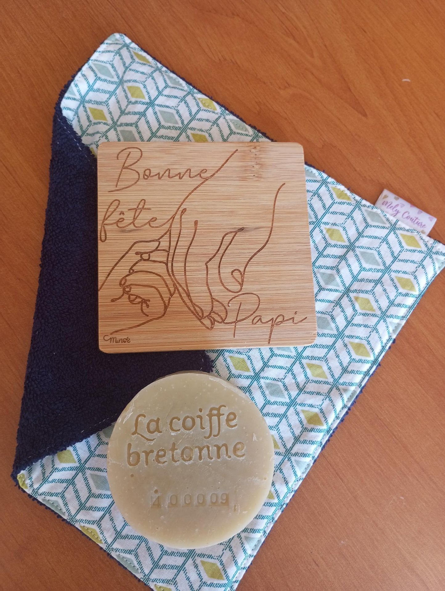Coffret fête des papis : Savon breton + serviette colorée et sous-verre personnalisé