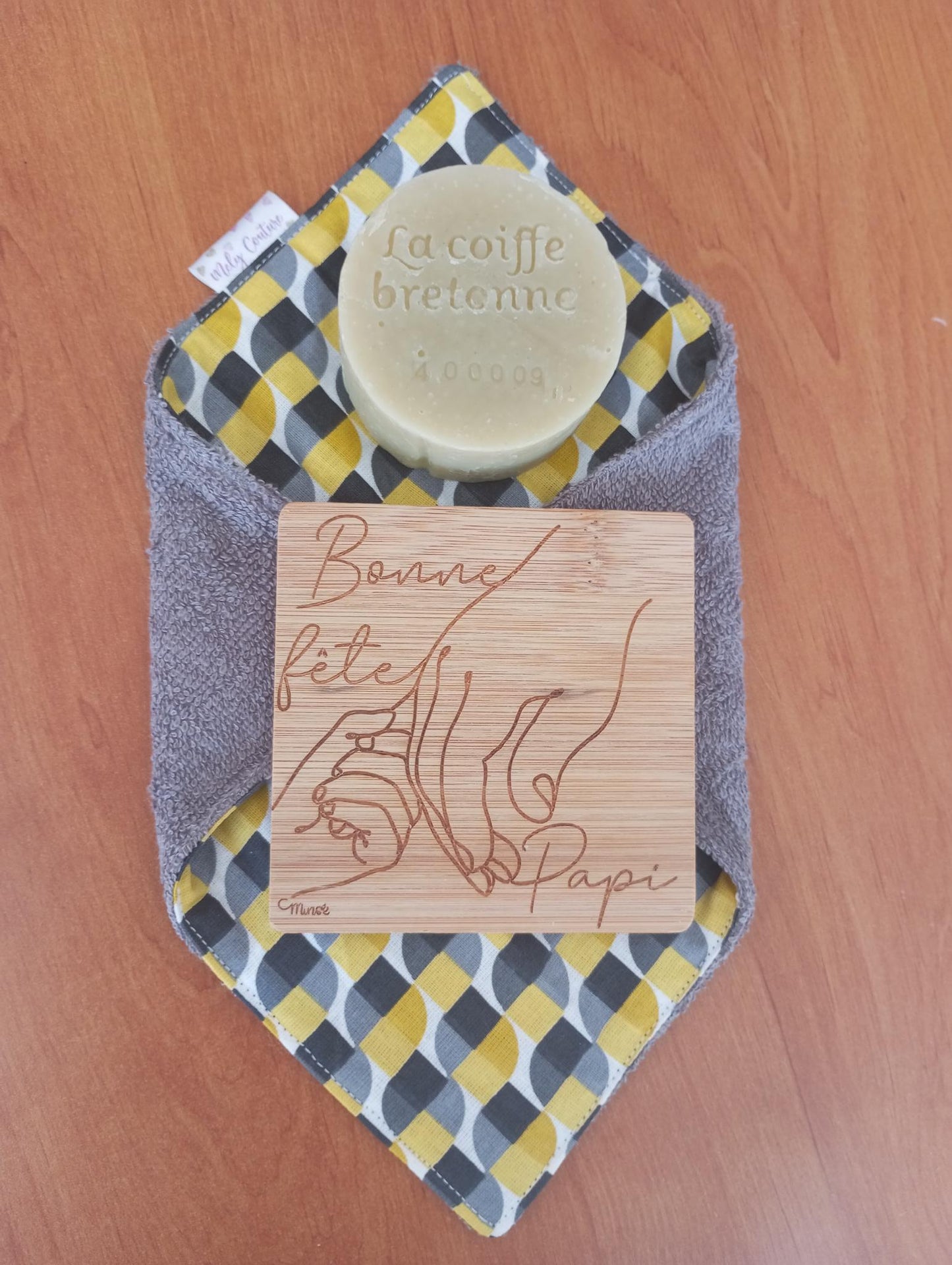 Coffret fête des papis : Savon breton + serviette colorée et sous-verre personnalisé