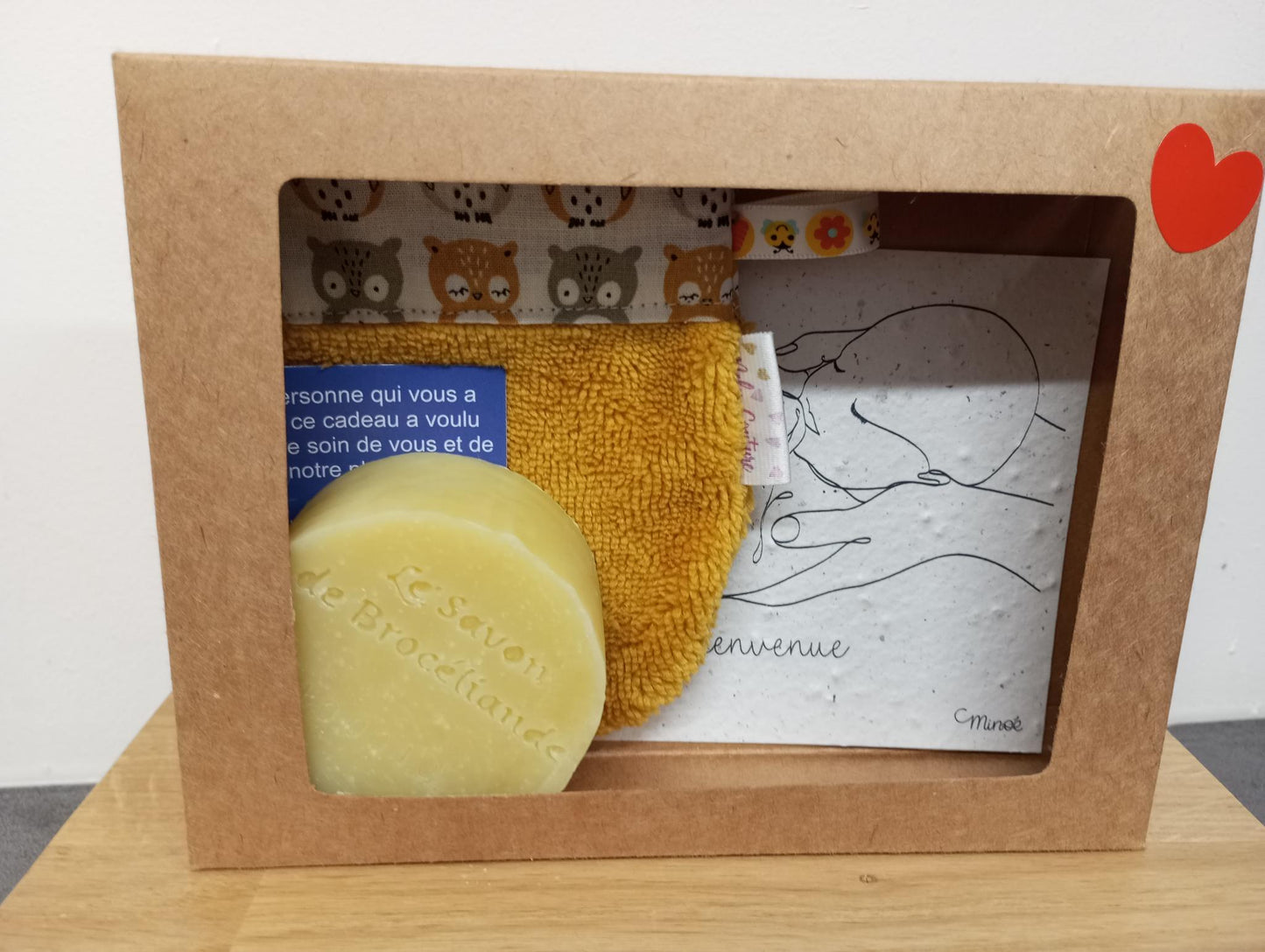 Coffret cadeau petites mains : savon bébé, mini-gant et article illustré