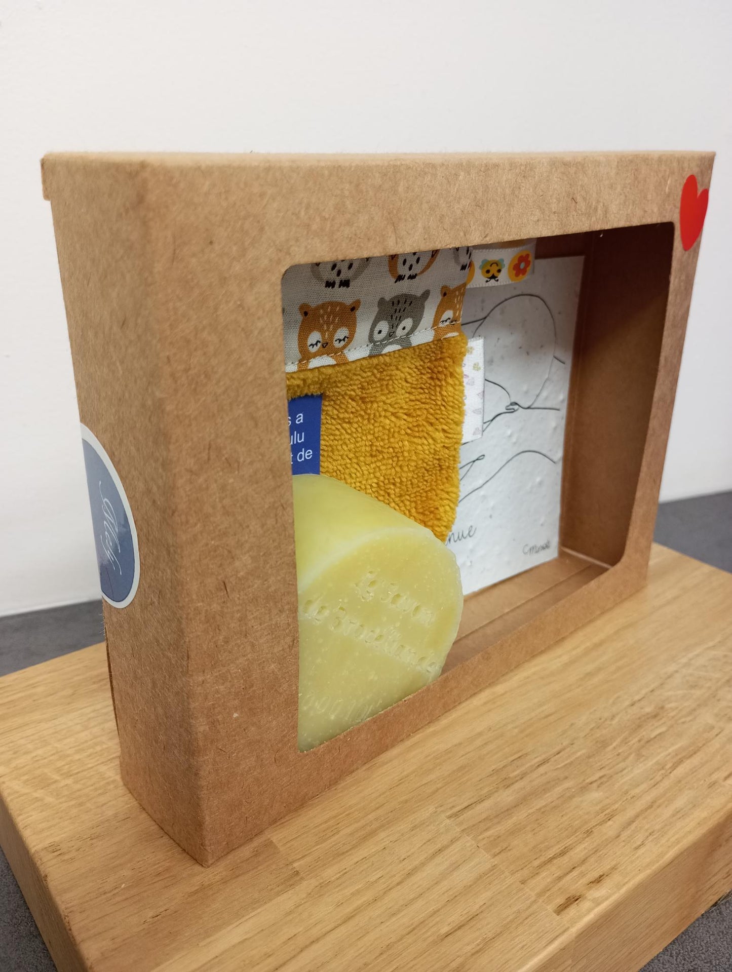 Coffret cadeau petites mains : savon bébé, mini-gant et article illustré