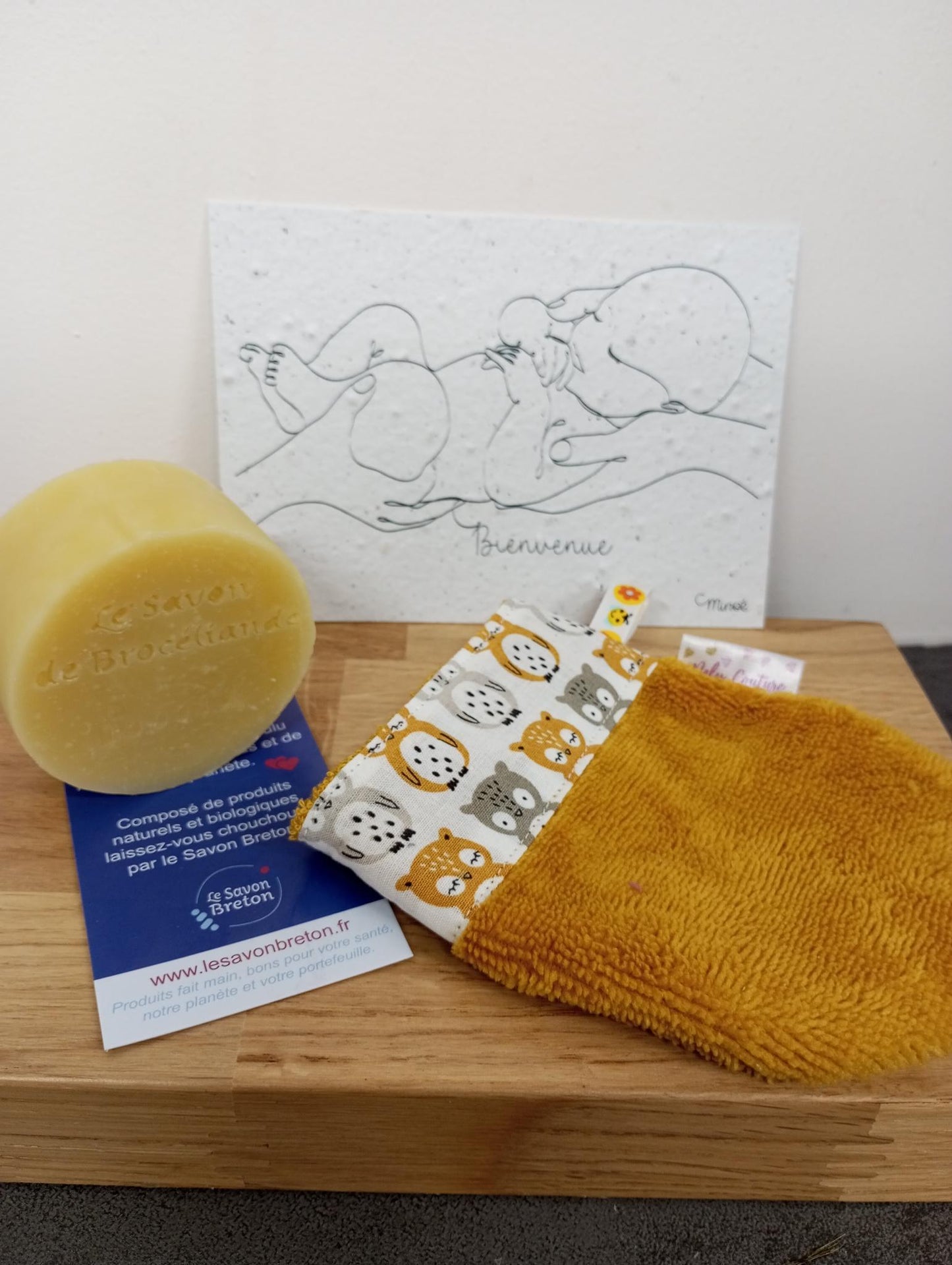 Coffret cadeau petites mains : savon bébé, mini-gant et article illustré