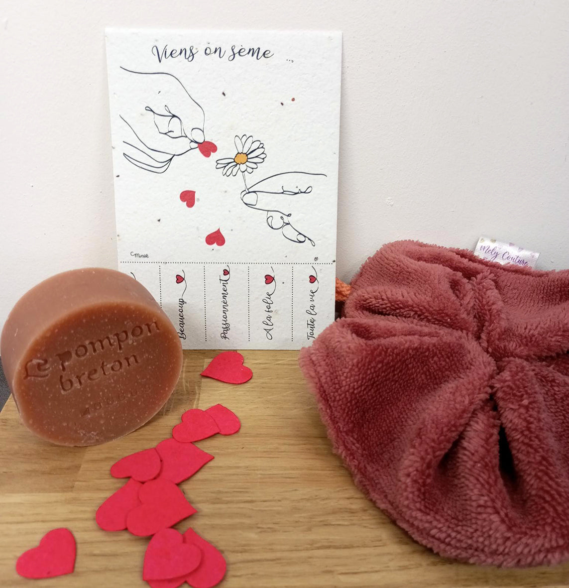 Coffret vive l'amour : une fleur de douche, une jolie carte à planter pour les amoureux.ses et un savon "Pompon breton"