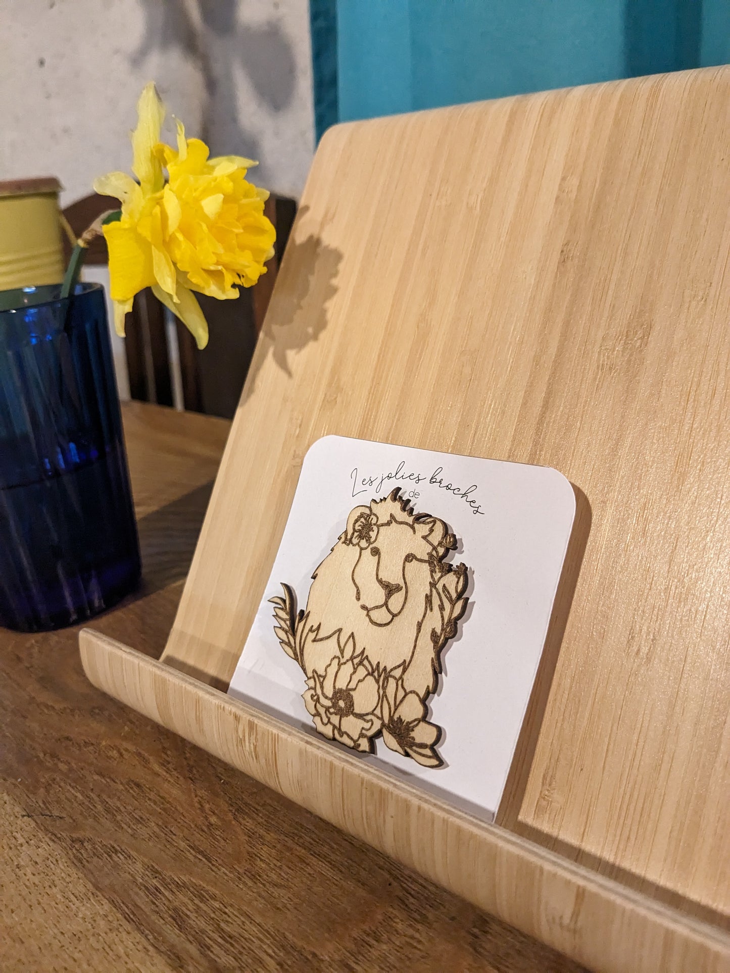 Broche en bois : lion fleuri