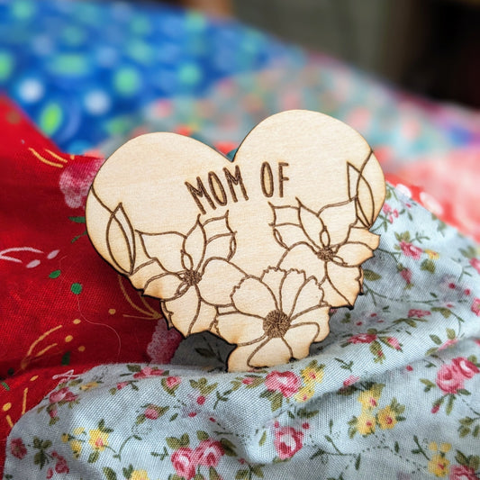 Broche personnalisée : Mom of / modèle coeur fleuri