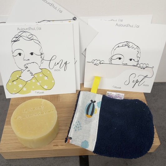 Coffret cadeau petites mains : savon bébé, mini-gant et article illustré