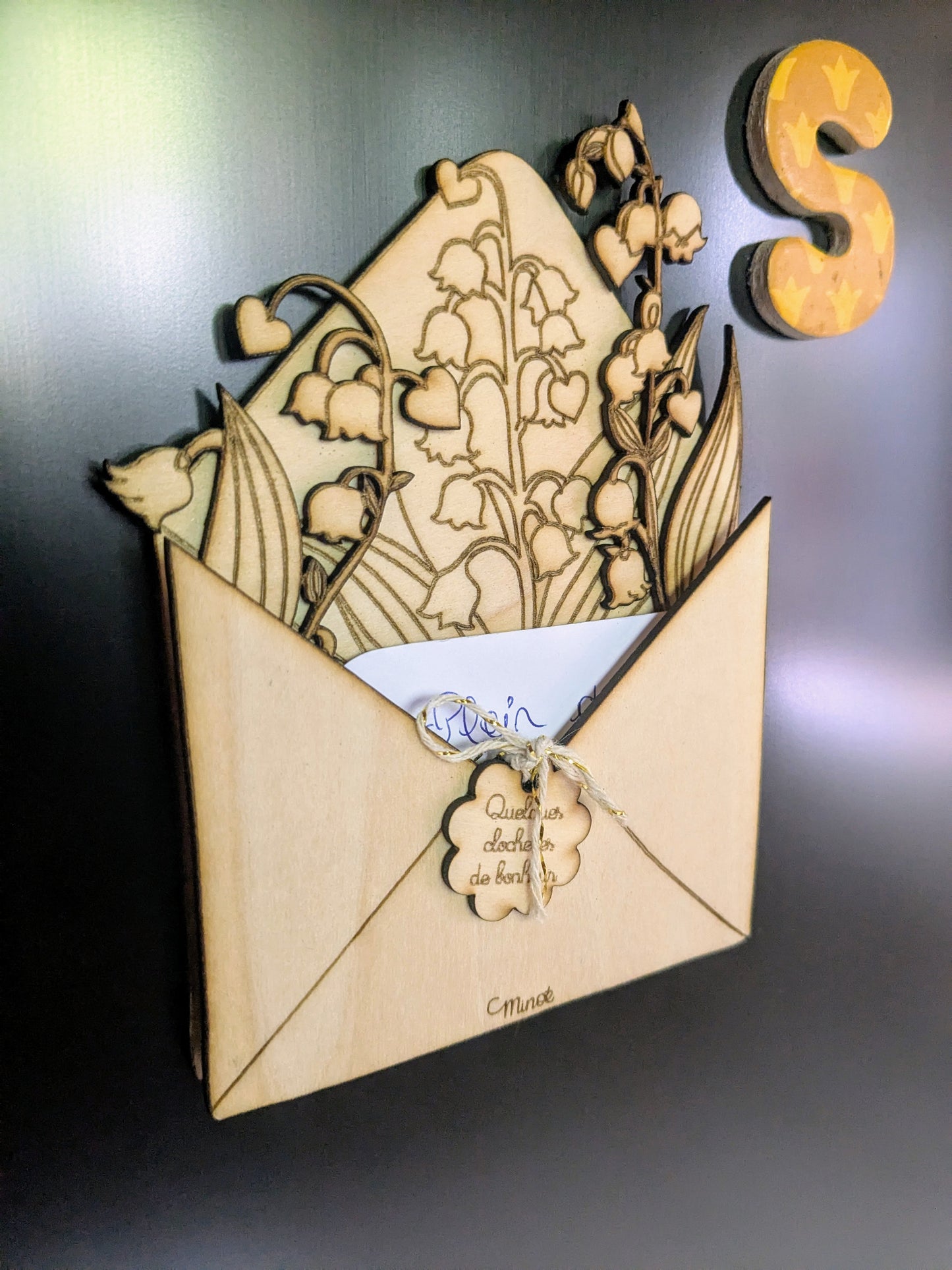 Magnet jolie enveloppe et brins de muguet