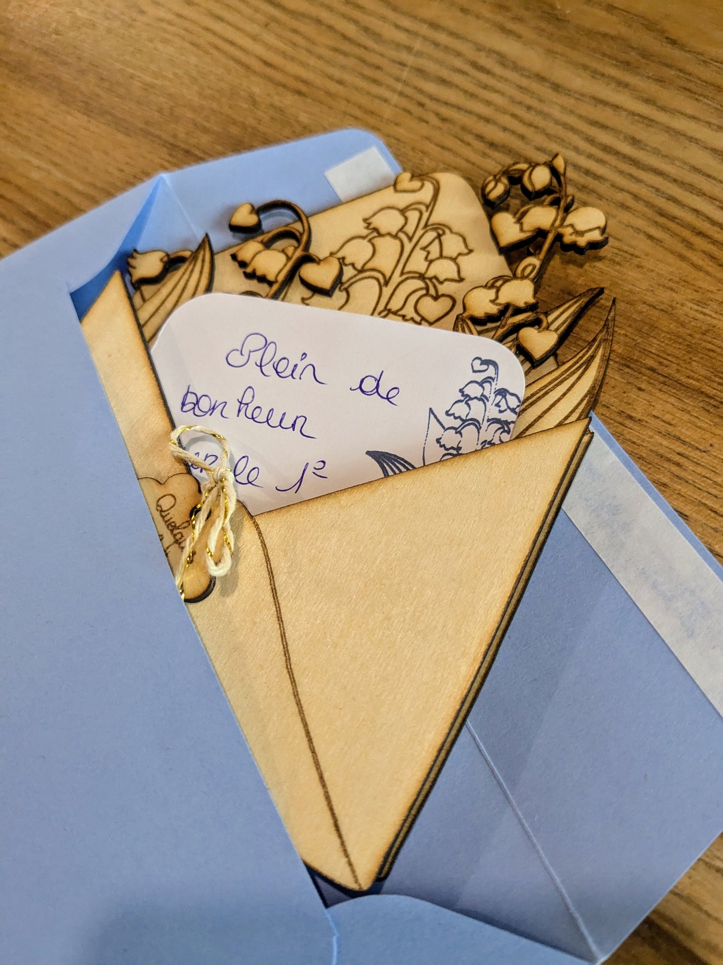 Magnet jolie enveloppe et brins de muguet